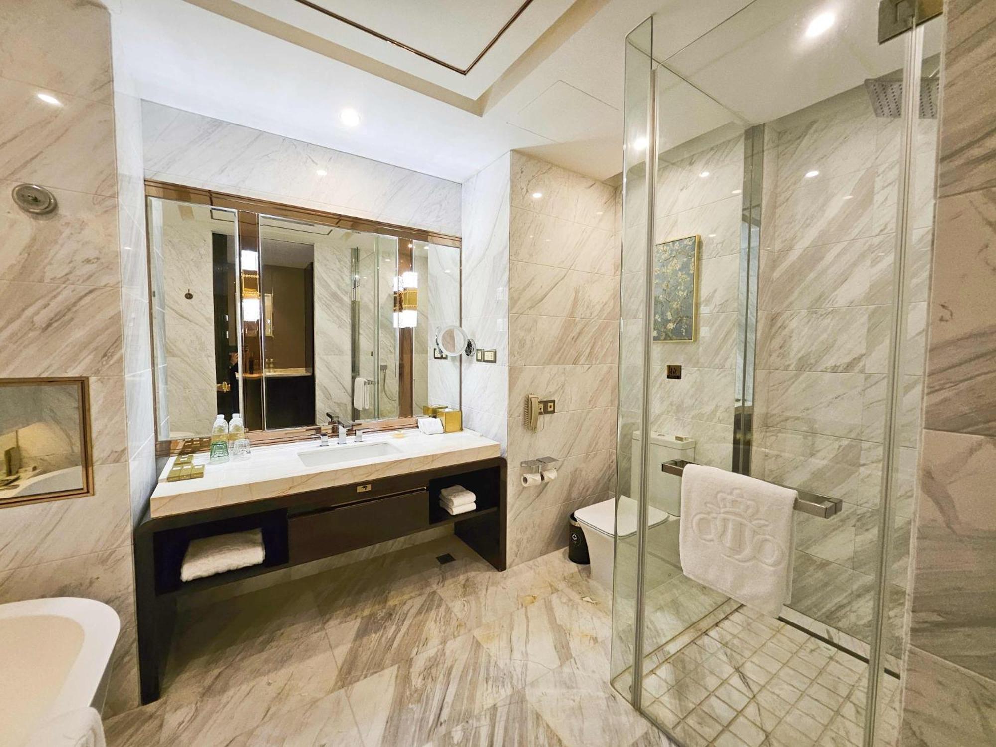 Royal Garden Shanghai-free Shuttle To And From & Pvg & Close Metro Line2 Easy To Sha New Expo Hotel 5*